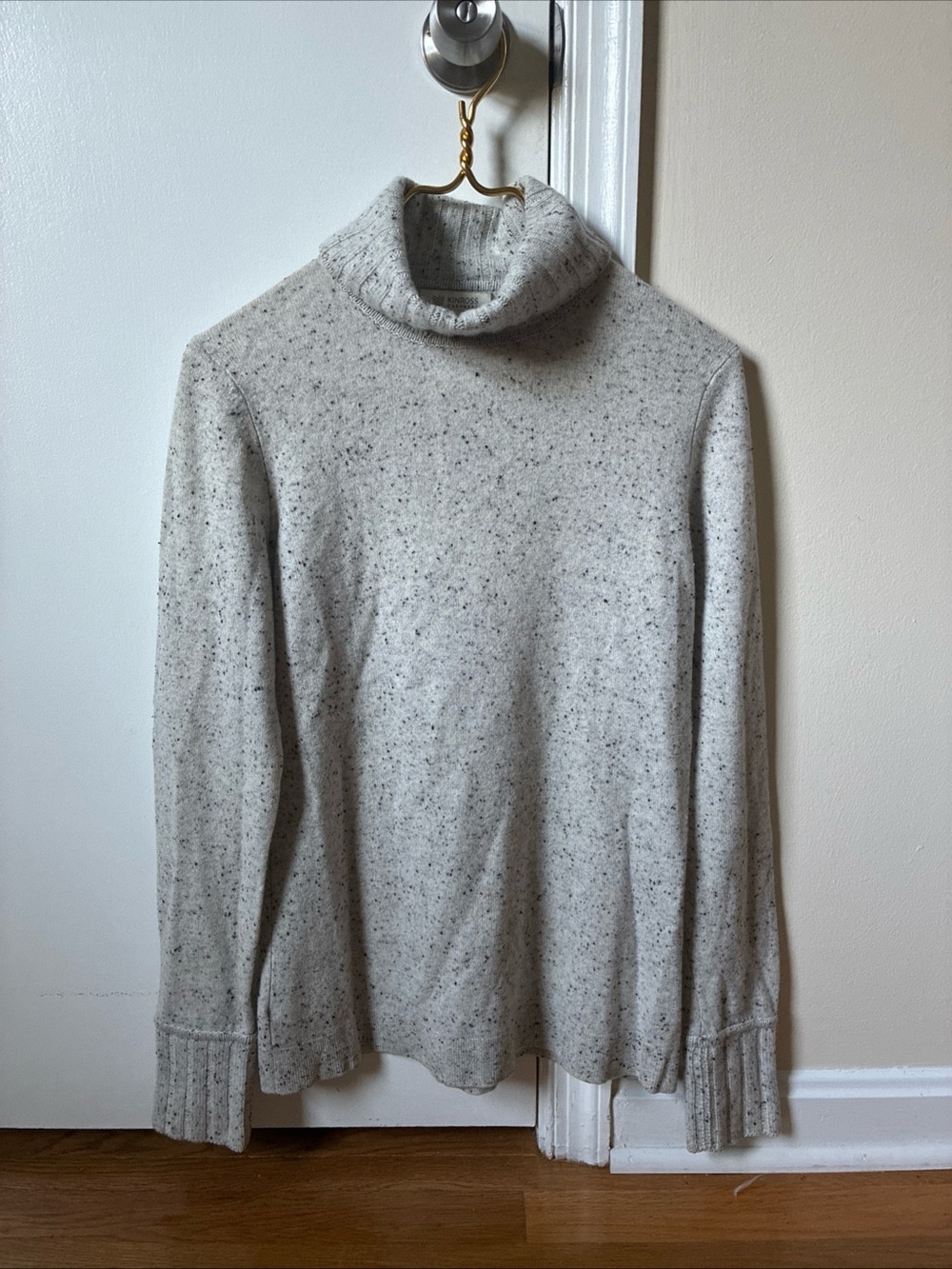 Kinross Cashmere turtleneck sweater oatmeal w/ charcoal flecks size M